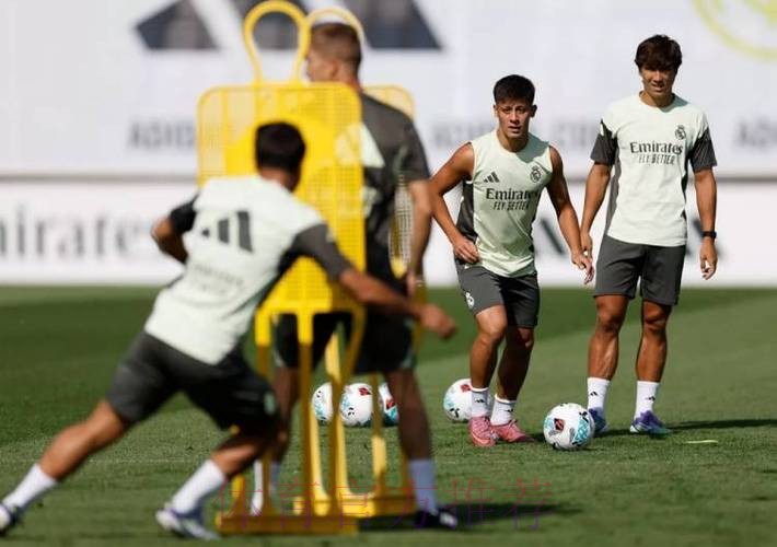 官方:皇马今日训练凯帕回归 贝林厄姆也参加合练 官方:皇马今日训练凯帕回归 贝林厄姆也参加合练